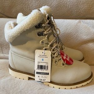 Women's Lug Bottom Memory Foam Winter Boot Size 6 New with Tags